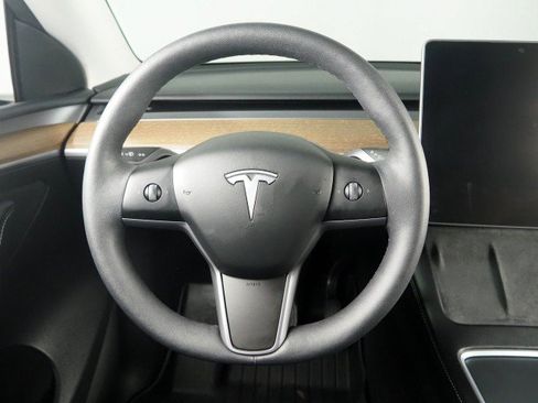Used 2024 Tesla Model Y 2WD image 19