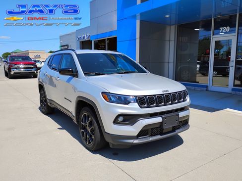 Used 2025 Jeep Compass Latitude w/ Convenience Group AWD/4WD image 1