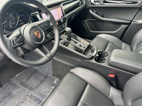 Used 2025 Porsche Macan image 4