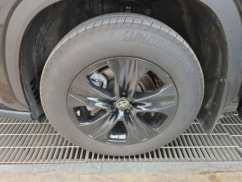 Used 2024 Toyota Highlander XLE image 26