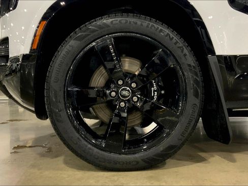 Used 2025 Land Rover Defender 90 V8 image 11