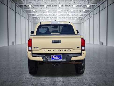 Used 2020 Toyota Tacoma SR5 AWD/4WD image 4