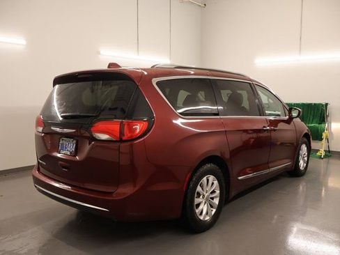 Used 2019 Chrysler Pacifica Touring-L image 2