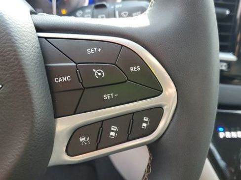 Certified 2024 Chrysler Pacifica Touring-L image 11