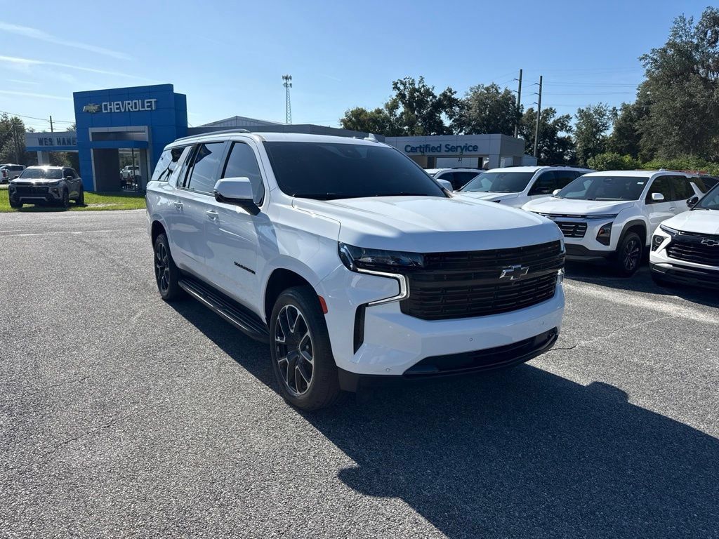 Used 2024 Chevrolet Suburban RST w/ Luxury Package RWD image 2