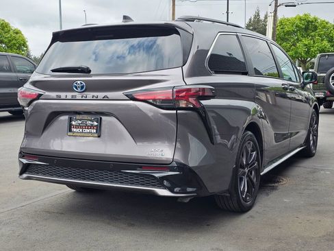 Used 2022 Toyota Sienna XSE FWD image 5