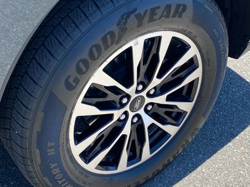 Certified 2025 Ford Expedition Platinum AWD/4WD image 28
