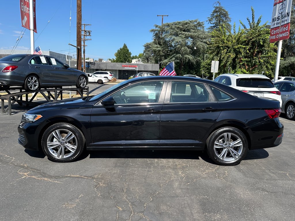 Used 2024 Volkswagen Jetta SE FWD image 3