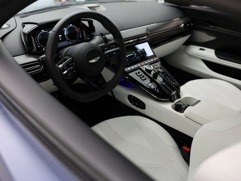 Used 2025 Aston Martin V8 Vantage Coupe image 5