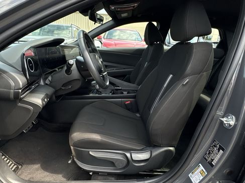 Used 2025 Hyundai Elantra SEL FWD image 13