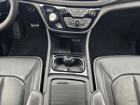 Used 2025 Chrysler Pacifica Limited FWD image 12