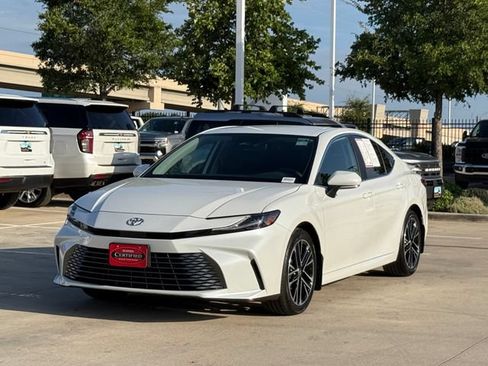 Used 2025 Toyota Camry XLE FWD image 8