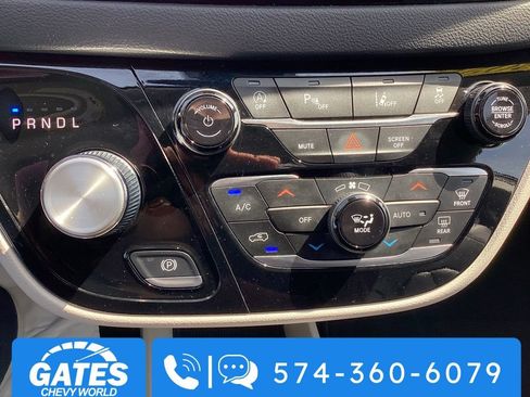 Used 2023 Chrysler Pacifica Touring-L image 21