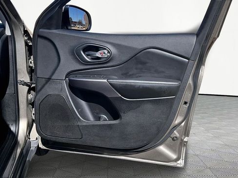 Used 2019 Jeep Cherokee Latitude w/ Cold Weather Group image 24