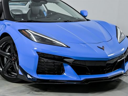 Used 2024 Chevrolet Corvette Z06 w/ Z07 Performance Package RWD image 3