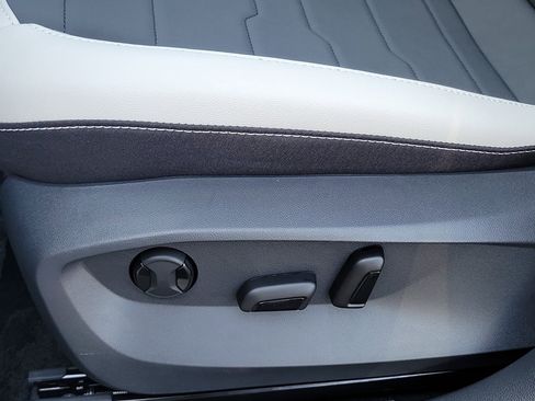 New 2026 Volkswagen Taos SE FWD image 22