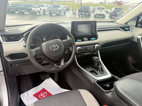 Used 2021 Toyota RAV4 XLE w/ Convenience Package FWD image 7