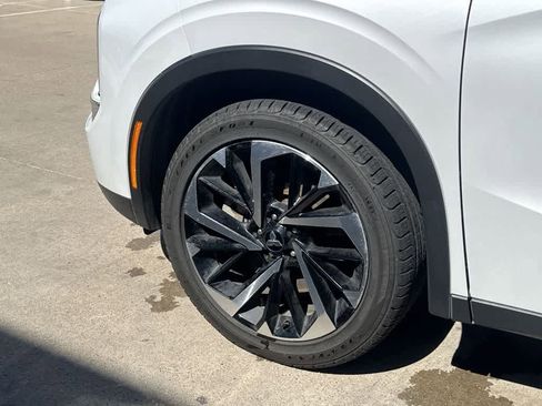 Used 2024 Mitsubishi Outlander SE image 9