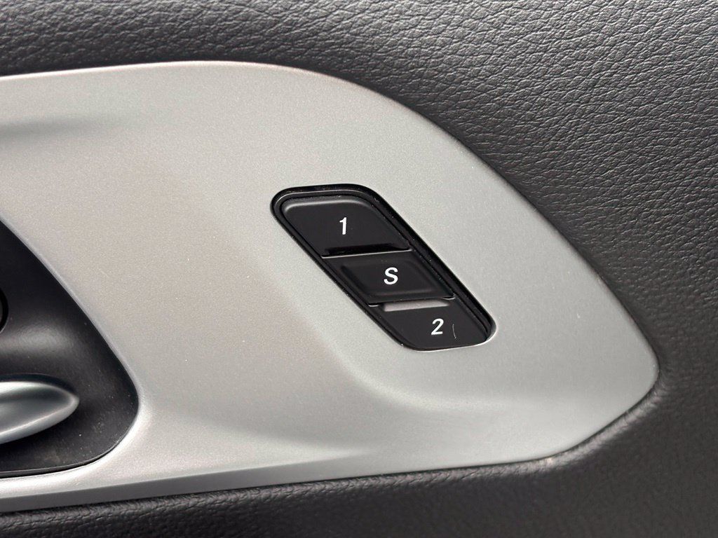 Used 2025 Chrysler Pacifica Limited FWD image 25