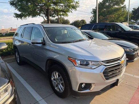 Used 2020 Chevrolet Traverse LT FWD image 2