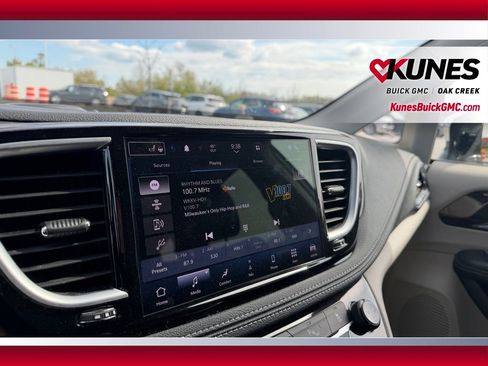 Used 2023 Chrysler Pacifica Limited FWD image 14