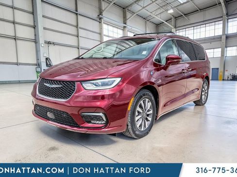 Used 2021 Chrysler Pacifica Touring-L FWD image 23