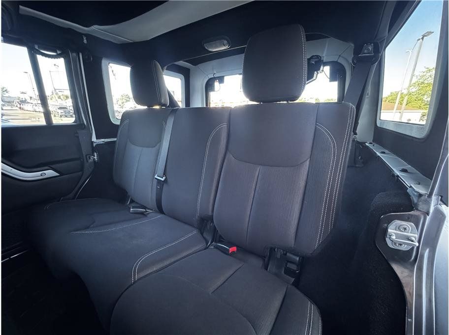 Used 2016 Jeep Wrangler Unlimited Rubicon w/ Connectivity Group AWD/4WD image 16
