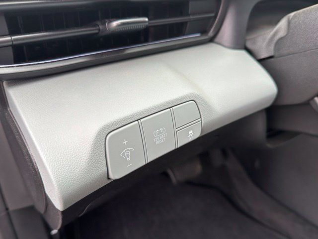Used 2025 Hyundai Elantra Limited FWD image 18