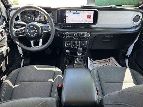 Used 2025 Jeep Wrangler Unlimited Sahara AWD/4WD image 16