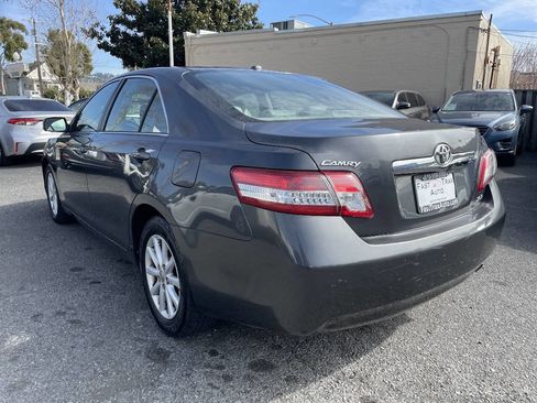 Used 2010 Toyota Camry XLE image 3
