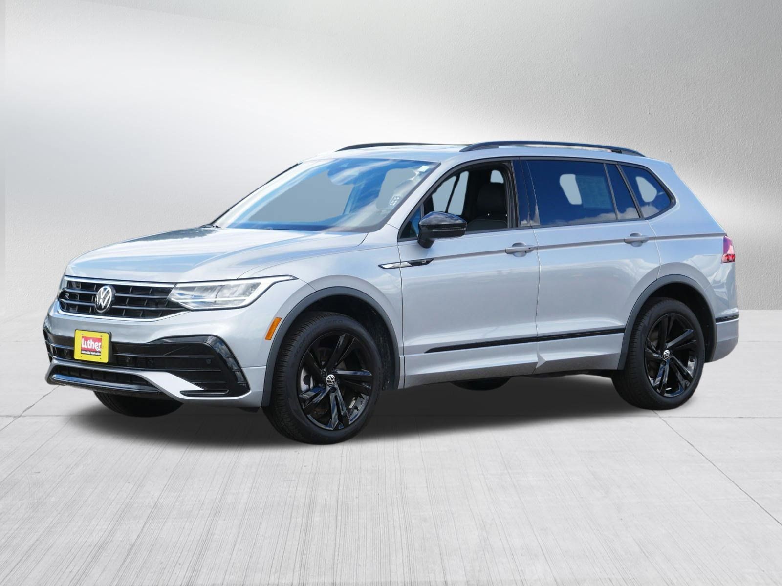 Used 2023 Volkswagen Tiguan SE R-Line AWD/4WD image 3