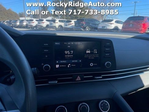 Used 2022 Hyundai Elantra SE image 12