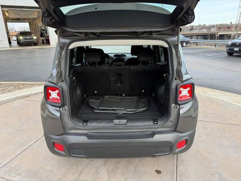 Used 2017 Jeep Renegade Latitude w/ Popular Equipment Group image 8