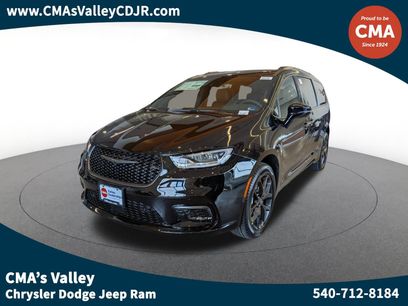 New 2026 Chrysler Pacifica Limited w/ Uconnect Theater Family Group