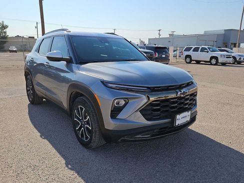 Used 2025 Chevrolet TrailBlazer ACTIV w/ Convenience Package FWD image 2