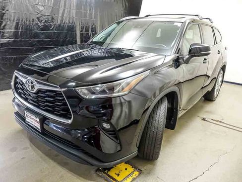 Used 2022 Toyota Highlander Limited AWD/4WD image 4