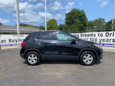 Used 2017 Chevrolet Trax LT w/ Driver Confidence Package AWD/4WD image 2