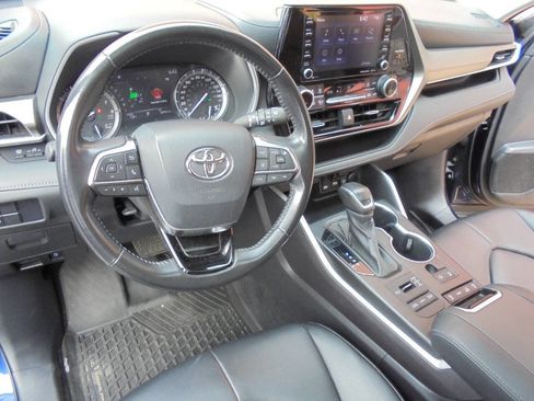 Used 2021 Toyota Highlander XLE image 7