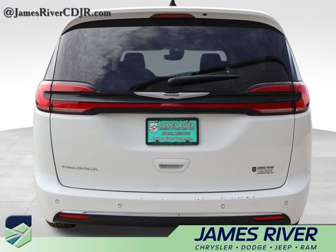 Used 2023 Chrysler Pacifica Touring-L FWD image 4