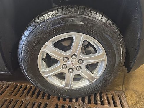 Used 2018 GMC Acadia SLE image 39