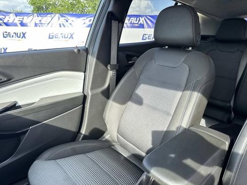 Used 2025 Chevrolet Trax LT w/ LT Convenience Package FWD image 38