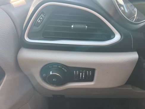Used 2023 Chrysler Pacifica Touring-L FWD image 15