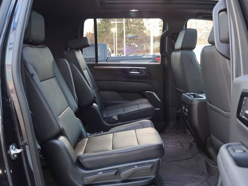 New 2025 Chevrolet Suburban High Country image 39