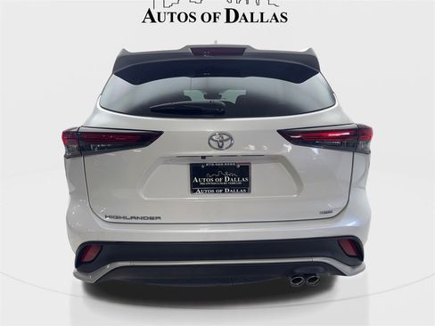 Used 2024 Toyota Highlander FWD image 7