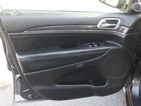 Used 2018 Jeep Grand Cherokee Overland RWD image 13