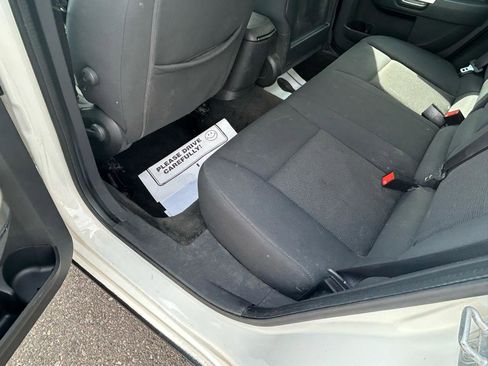 Used 2010 Chrysler Sebring Touring FWD image 9