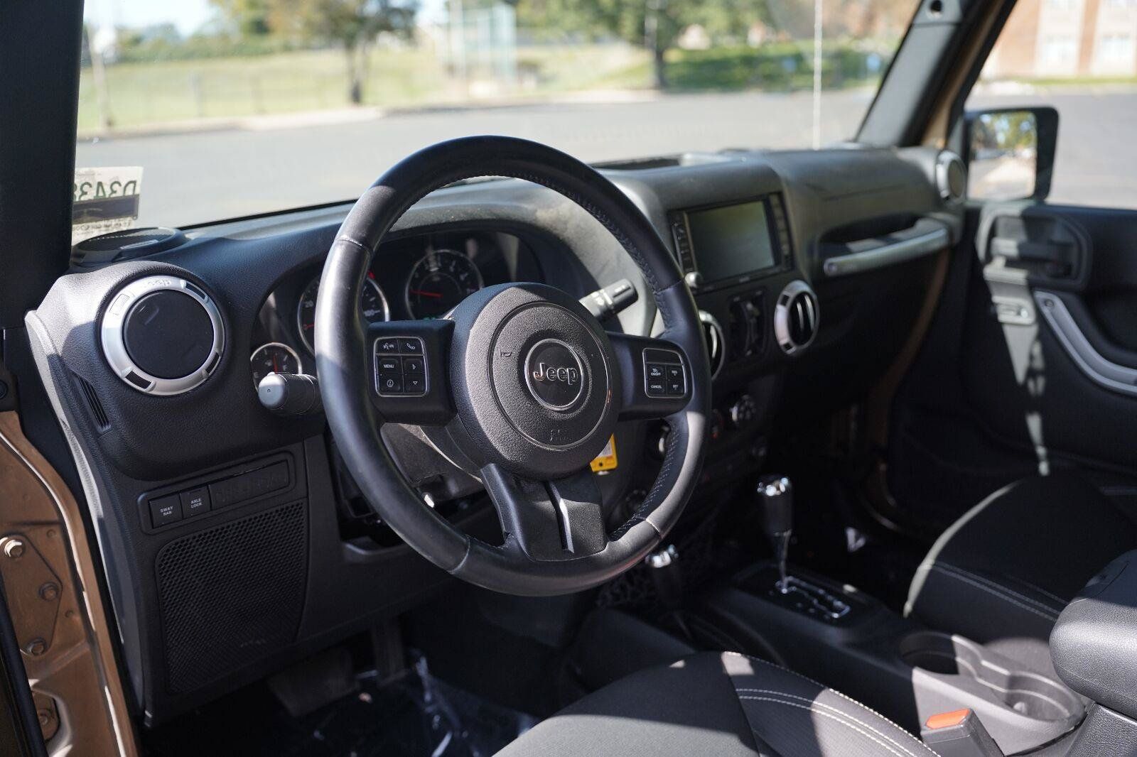Used 2015 Jeep Wrangler Unlimited Rubicon w/ Connectivity Group AWD/4WD image 9