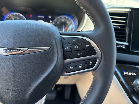 Used 2024 Chrysler Pacifica Touring-L FWD image 15