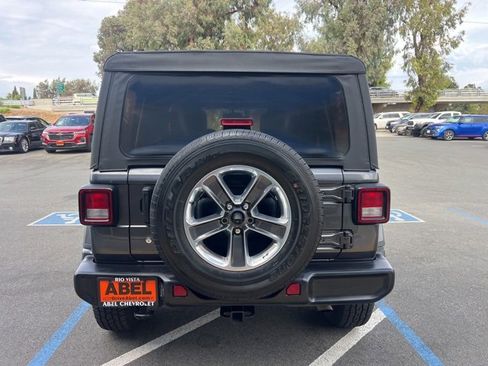 Used 2018 Jeep Wrangler Unlimited Sahara image 7
