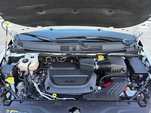 Used 2025 Chrysler Pacifica Select image 34